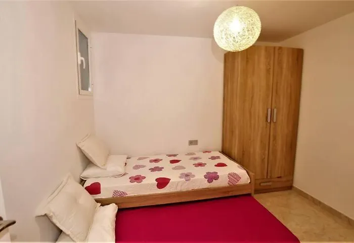 Yale Apartment Tías